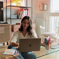 Lisa qui travaille sur son ordinateur