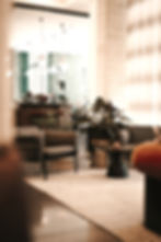 Wartebereich bei Chiq Hair in Hannover mit modernem Interieur