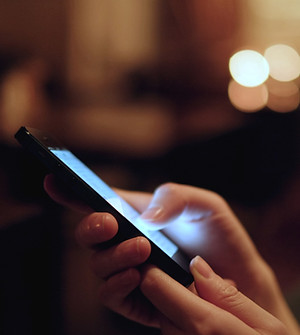 Mains utilisant un smartphone