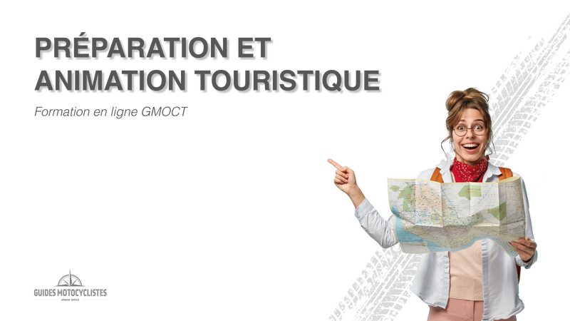 Un guide touristique qui explique à son public les éléments historiques d'une ville.