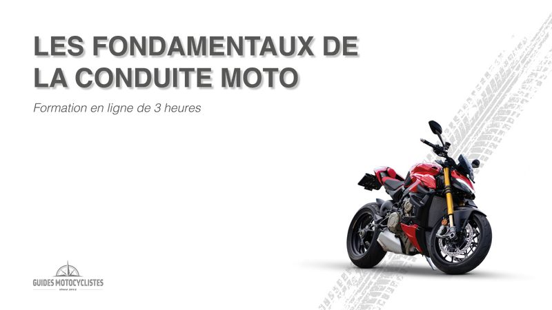 Un cône est posé sur un plateau de maniabilité moto. 