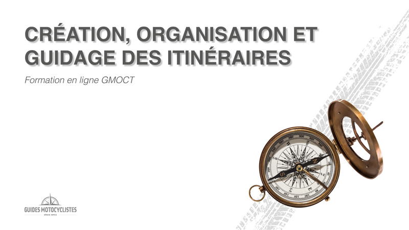 Une homme traçant un itinéraire sur une carte routière avec une boussole dans l'autre main.