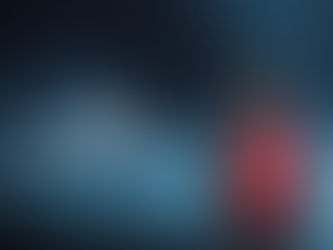 Le logo des Guides Motocyclistes et un guide moto avec un casque et son gilet haute visibilité