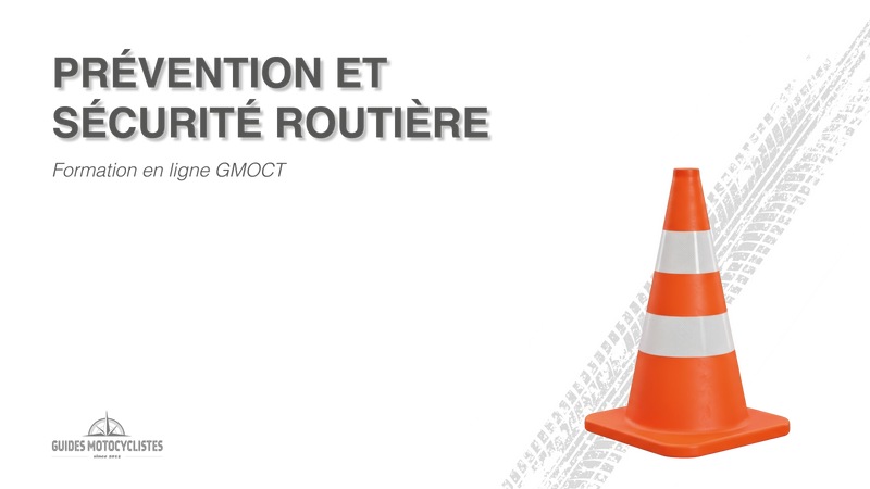 La pose d'un triangle de présignalisation sur une route humide avec des voitures en arrière plan. 