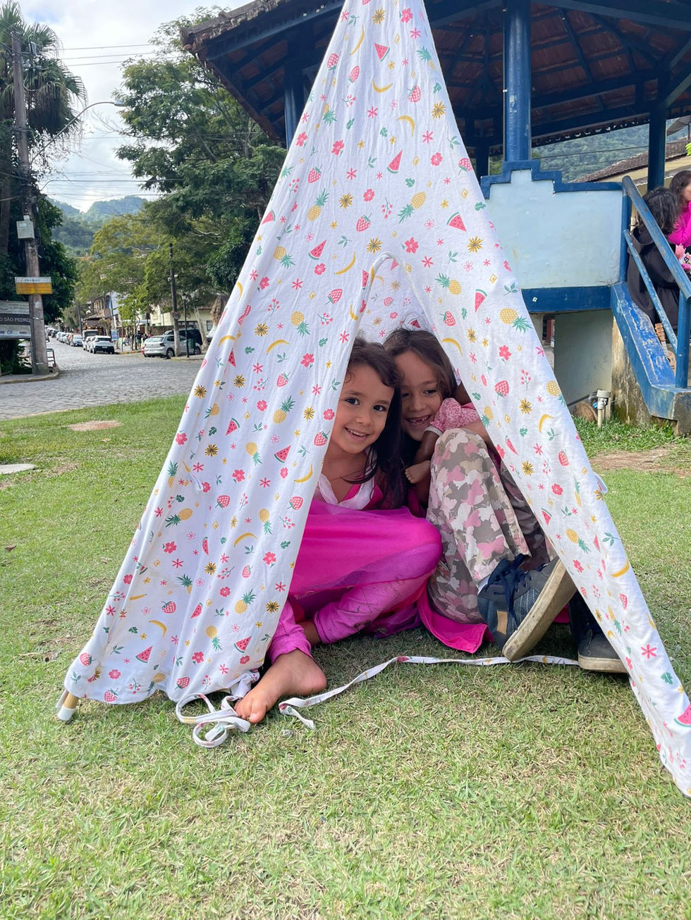 Duas meninas sorrindo dentro de uma cabana decorada