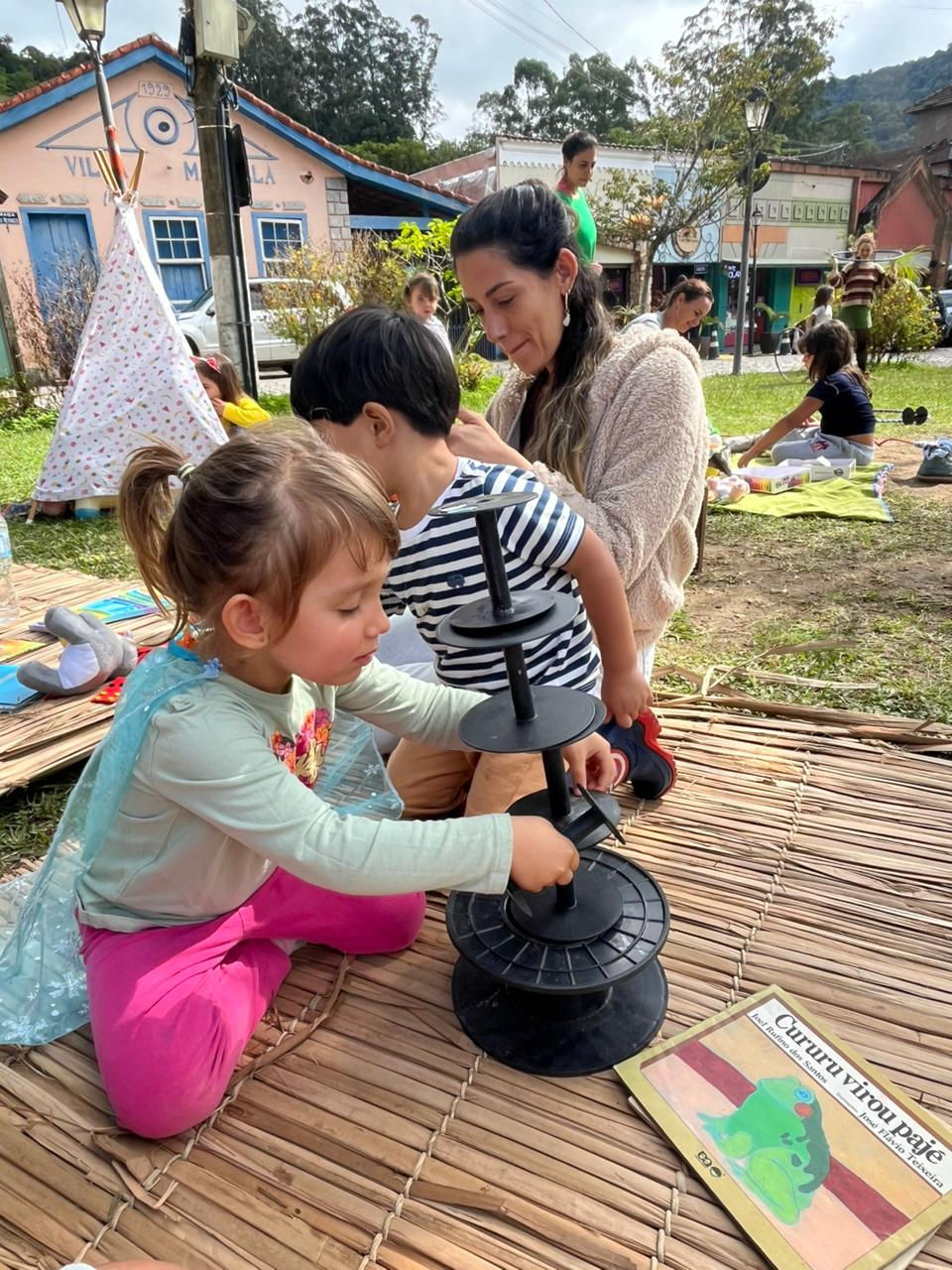 Crianças brincam com um brinquedo giratório na Festa das Crianças.