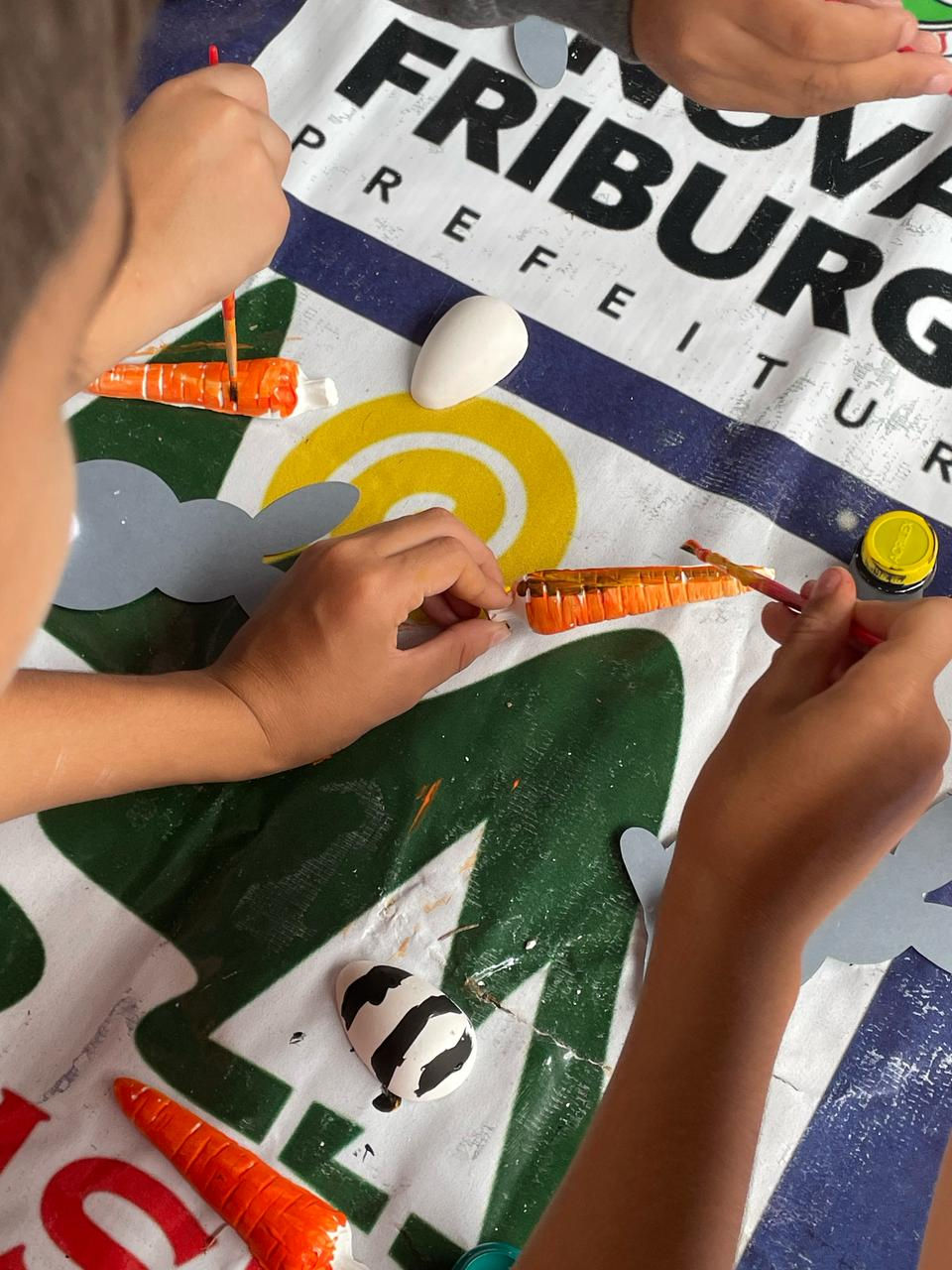 Mãos de criança em atividade de artesanato