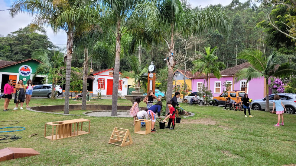 Crianças brincando em gramado na Festa das Crianças