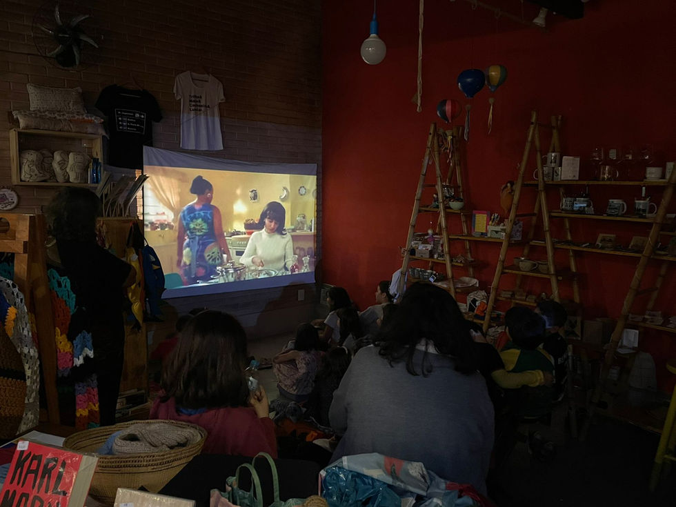Crianças assistindo vídeo projetado em festa