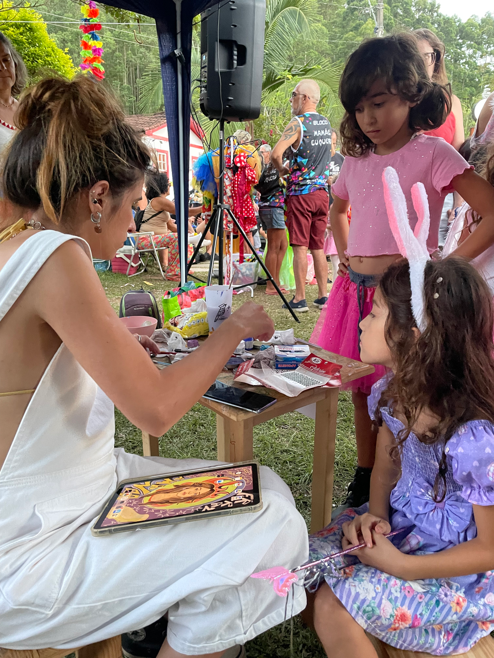 Pintura facial em menina com orelhas de coelho na festa