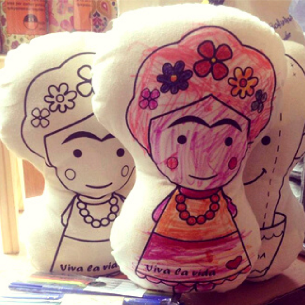 Miniatura: Almofadinhas em tecido com ilustração da Frida Kahlo para colorir. e uma já pintada.