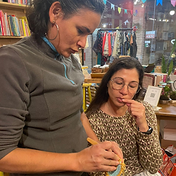 Mulher ensinando crochê em oficina