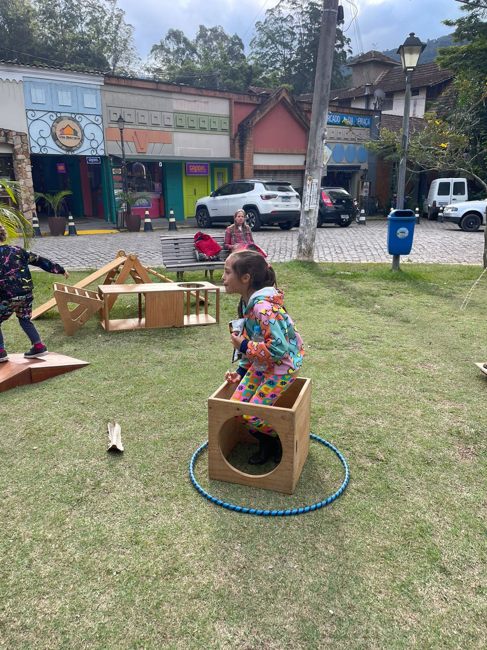 Criança brincando em cubo de madeira na Festa das Crianças