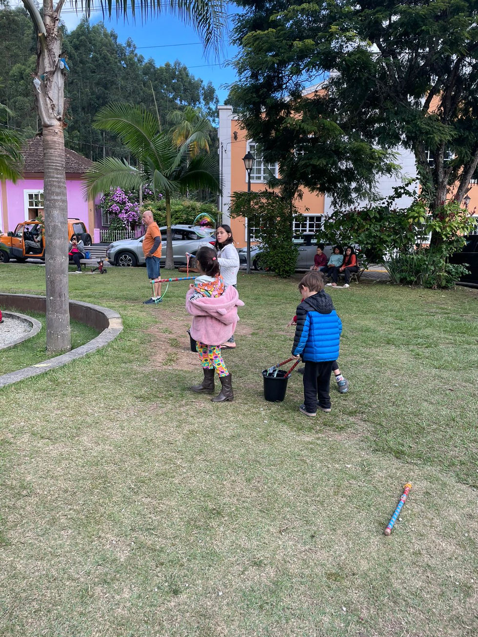 Crianças brincando na grama durante a Festa das Crianças.