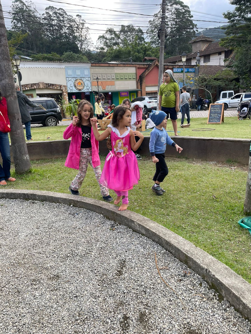 Crianças brincando na Festa das Crianças Cosme e Damião