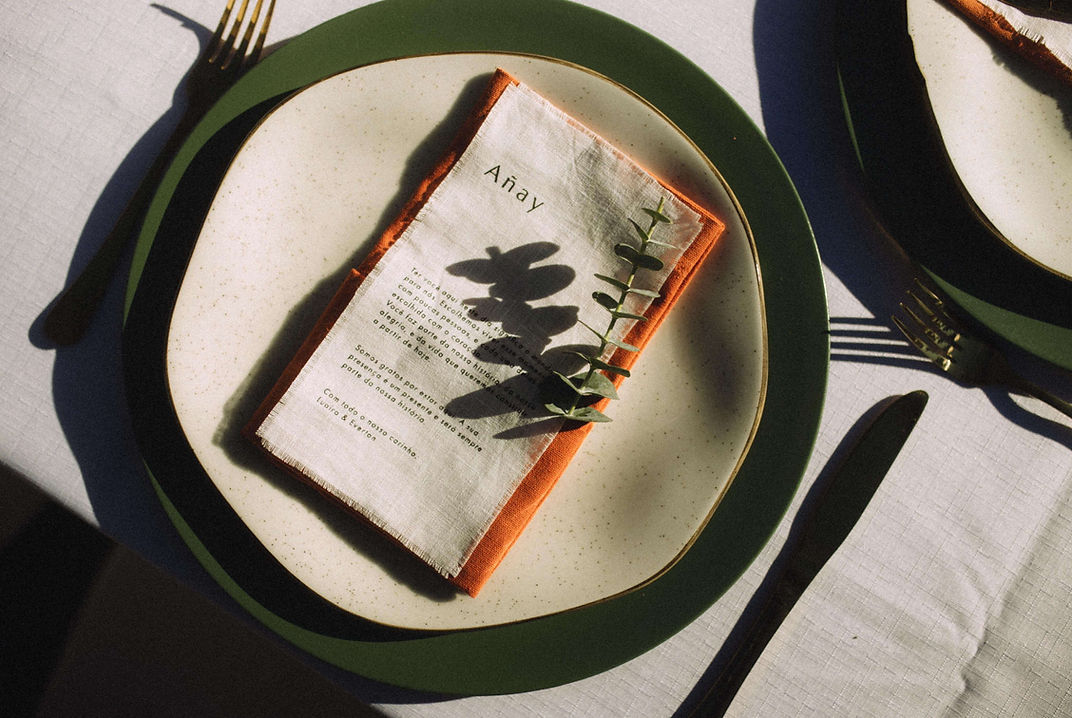 Menu individual sobre o prato em mesa posta elegante.