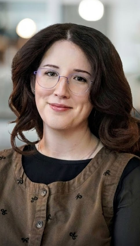 Amanda Headshot.jpg