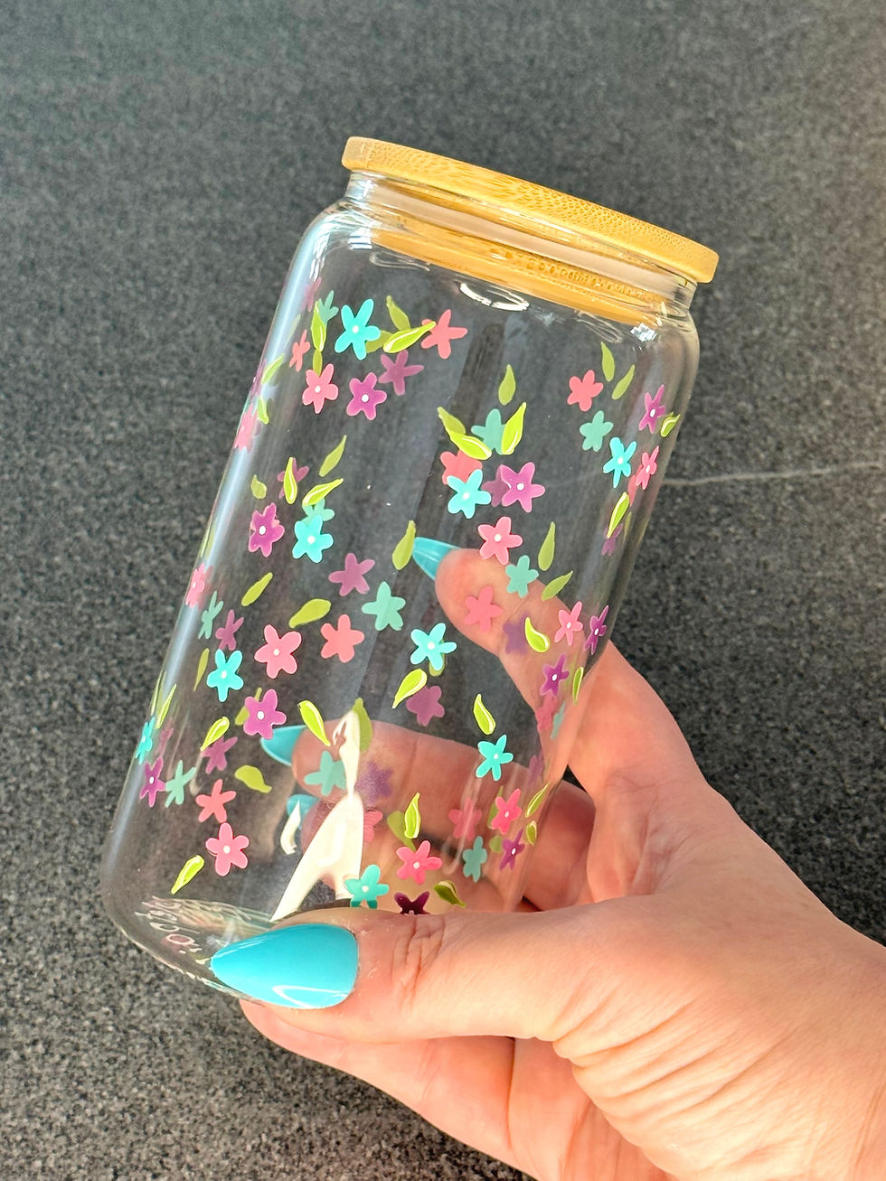 Verre peint à la main avec design Fleurs du printemps Résistant au lave-vaisselle pour une durabilité optimale. Parfait pour les fans ! 💕