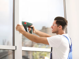 Window Frame Replacement: Comparison of Materials (Wood vs. Plastic) and Saving Tips in Rotterdam