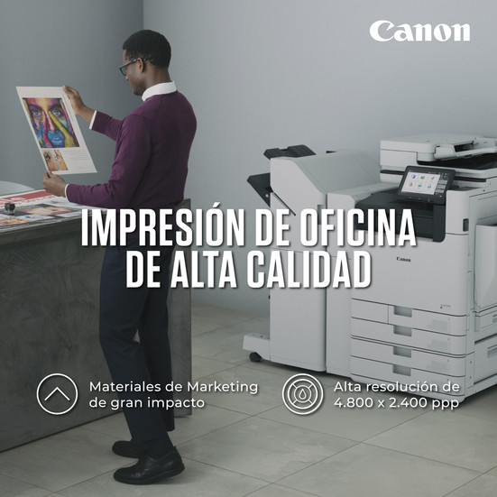 "Impresión de oficina de alta calidad": Persona apreciando los documentos impresos con colores vivos y detalles nítidos, resaltando la calidad de impresión.
