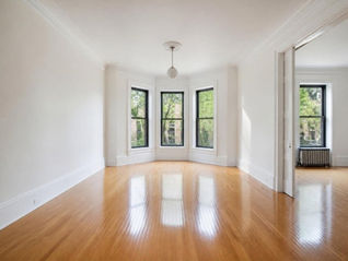 Empty Montreal apartment with clean hardwood floors after a move-out cleaning