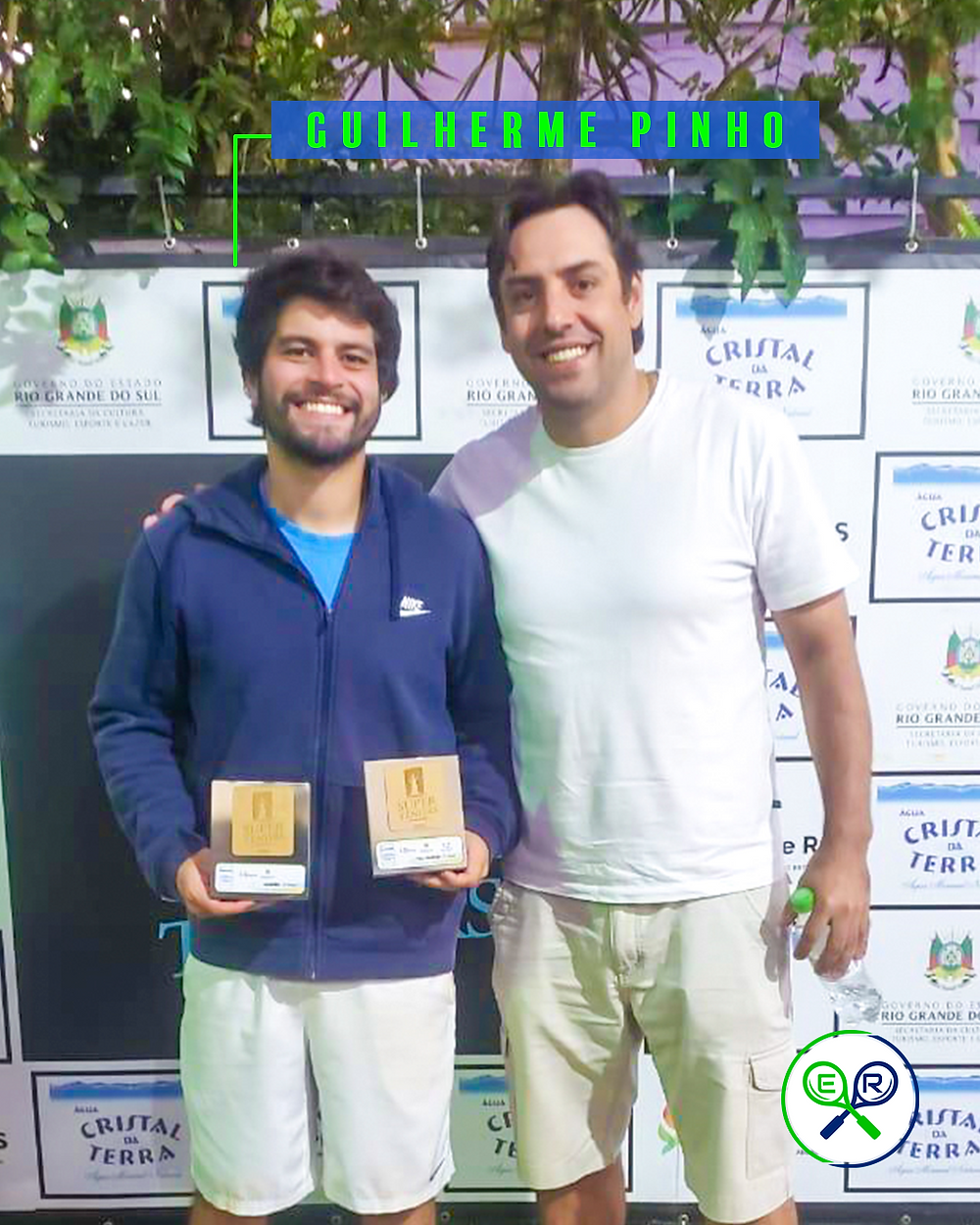 Aluno da escola Er Esportes, Paladino Tênis Clube - Gravataí ao lado de seu professor
