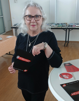 Cornelia Härtl spendet Bücher der Glauser Jury