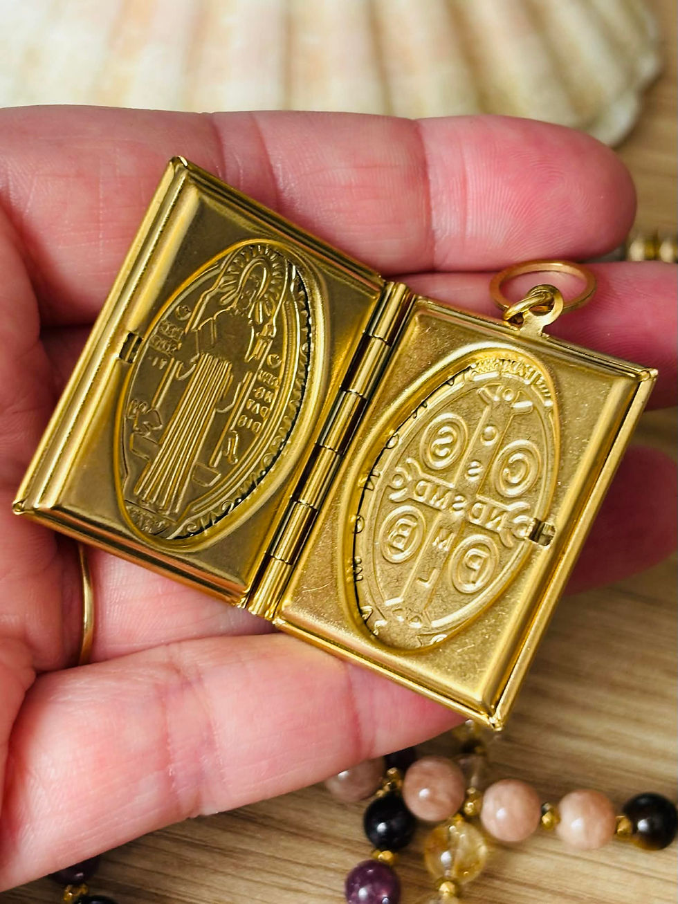 Miniature : Médaillons de Foi – Pendentifs religieux ouvrants