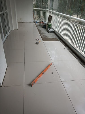Instalação de piso porcelanato após nivelamento de varanda ZIP Engenharia