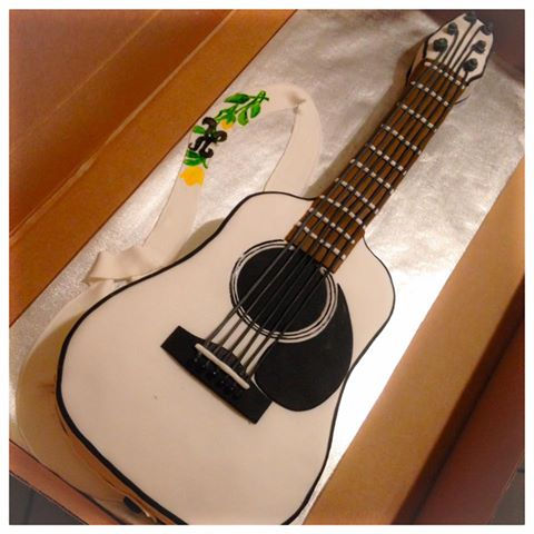 Guitar Cake