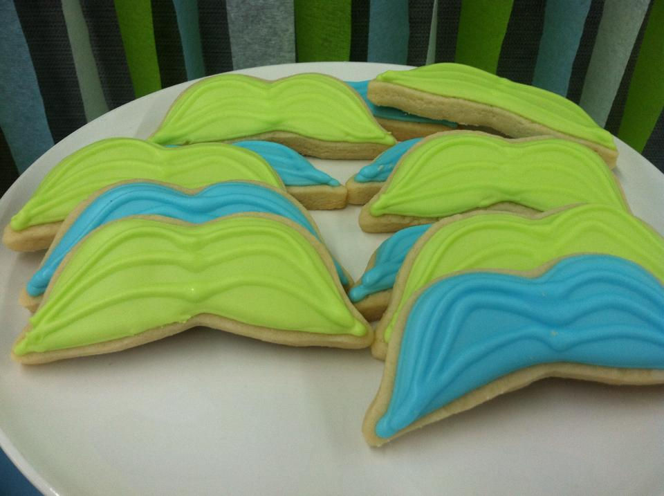 Color mustache cookies