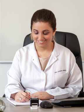 Lu Sentada Escrevendo H.jpg