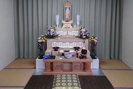 花環・造花・各種装飾品も豊富に取り揃えています。