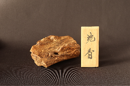 天然香木と伝統製法でつくる線香。