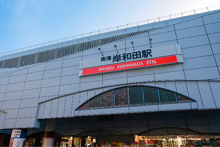 岸和田駅から徒歩圏内で、法要や参拝に最適な立地です。