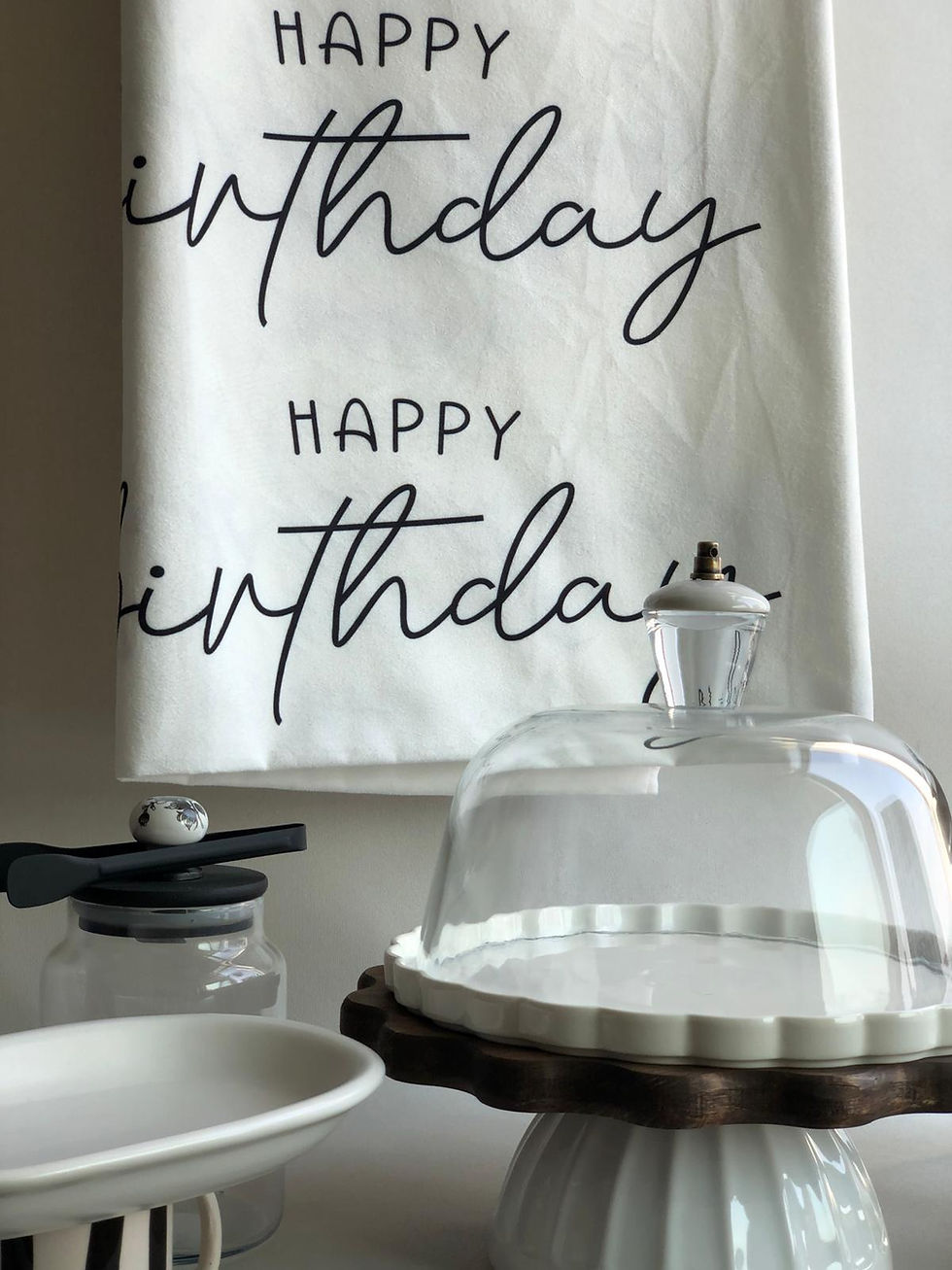 Beyaz zemin üzerine siyah el yazısı ile Happy Birthday yazılı modern tasarım masa örtüsü.