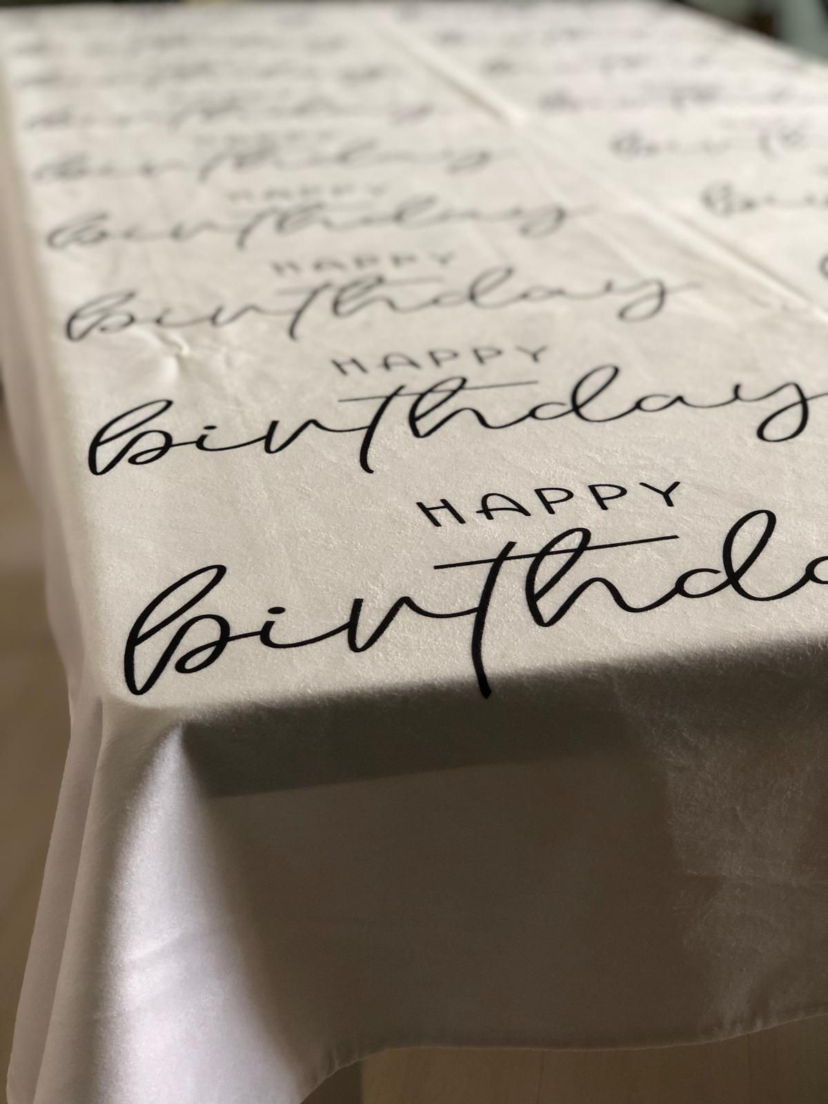 Beyaz zemin üzerine siyah el yazısı ile Happy Birthday yazılı modern tasarım masa örtüsü.