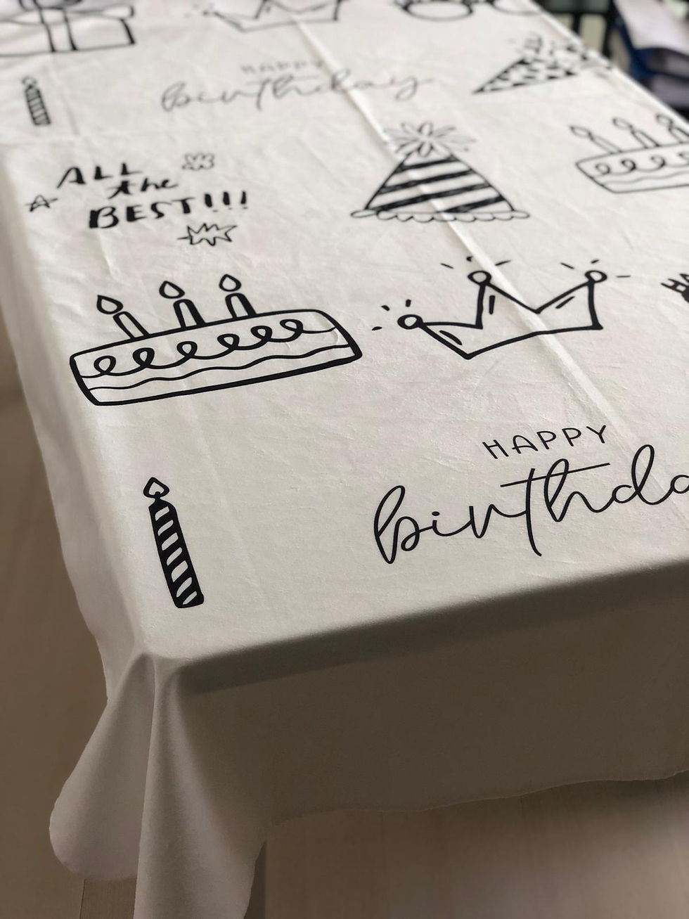 Küçük resim: happy birthday desenli minimalist doğum günü masa örtüsü
