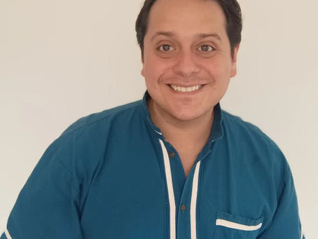Manuel Calderón: De "Autos, mota y rocanrol" en el FICG a la nostalgia de "Chespirito: Sin Querer Queriendo", consolidando su momento en la comedia mexicana.