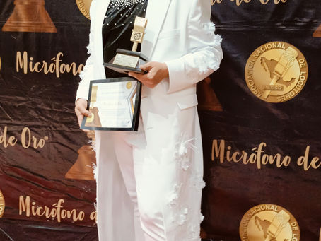 Entregan el Micrófono de Oro al Doctor Carlos Assmar Gurrola.