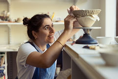 Keramiker som arbetar i sin ateljé.