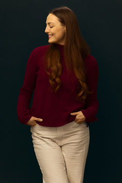 Porträtt av kvinna i röd tröja.