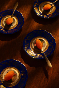 Skedar fyllda av rom på blå fat.