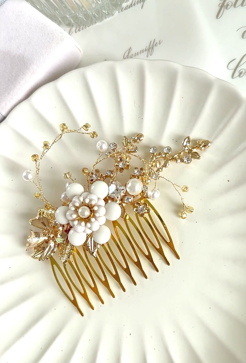 Thumbnail: Elegant Floral Hair Comb