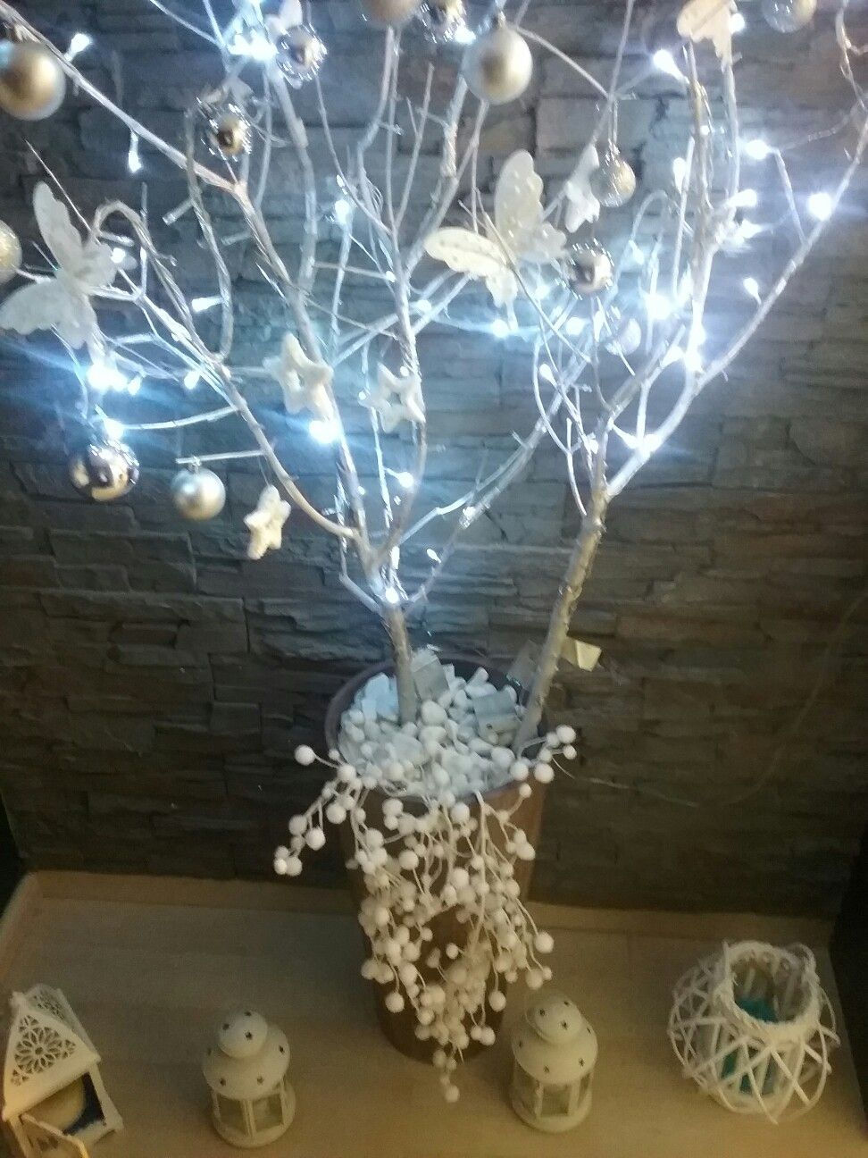 Árbol navideño con ramas secas