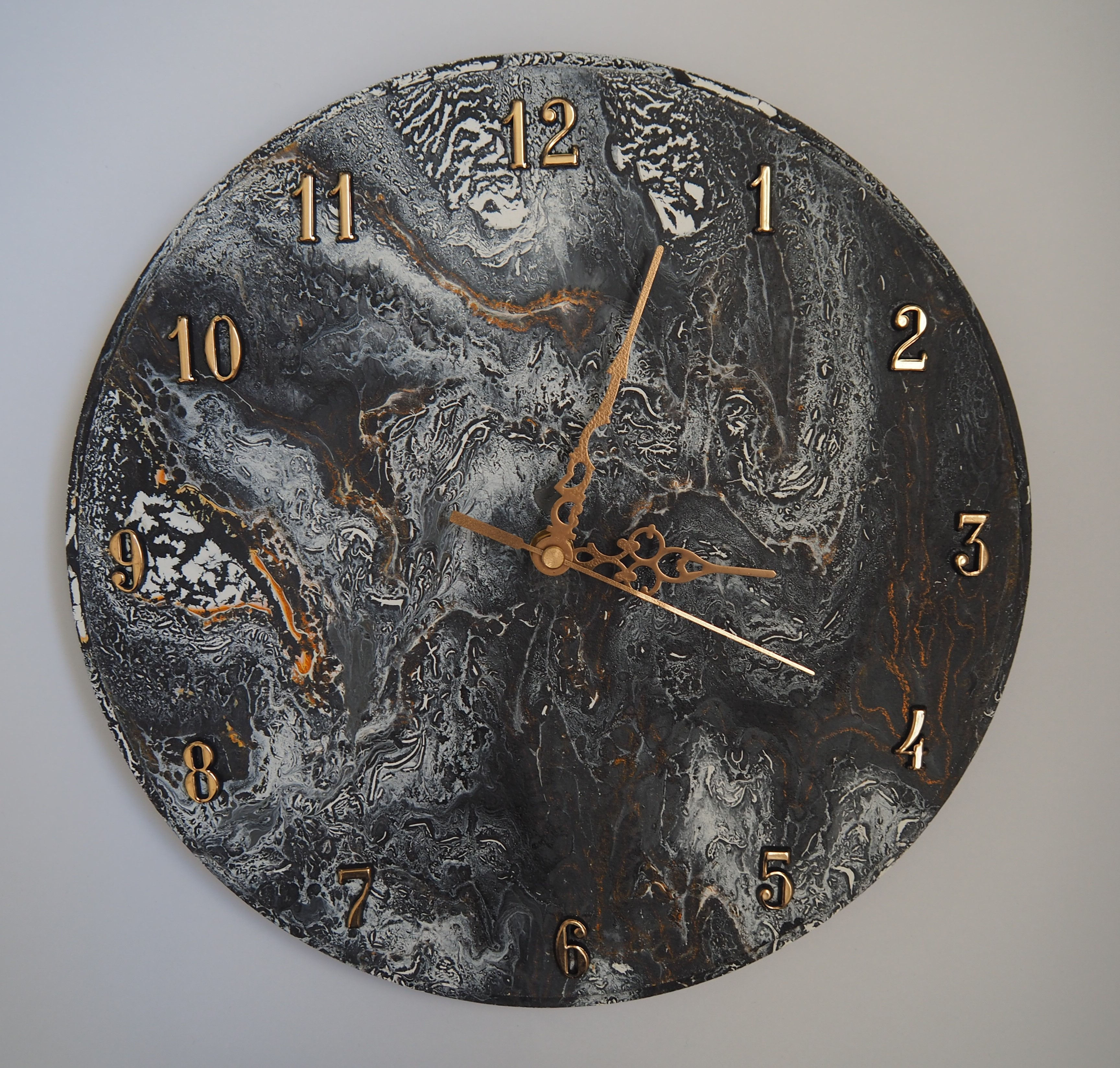 Clock - Black with golden touch (30 cm diameter)