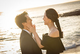 宮古ブルー&サンセットプラン(期間限定)|宮古島フォトウェディングの期間限定 宮古ブルー&サンセットプラン。青い海と夕景の両方を残す撮影イメージ。