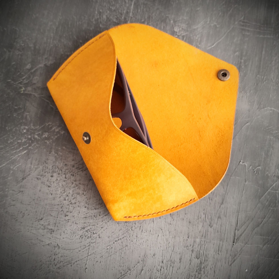 Küçük resim: sarı lacivert yeşil ve kiremit renk seçenekli deri el yapımı tasarim deri gozluk kilifi