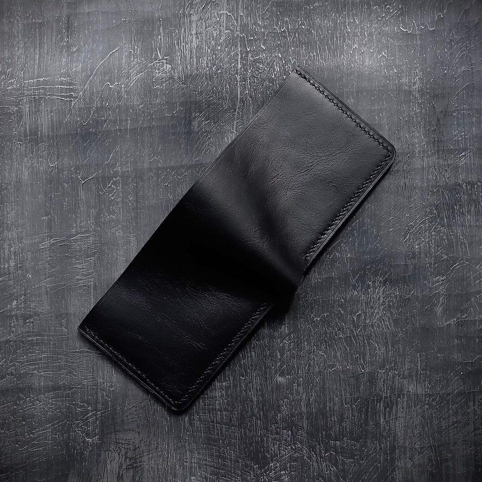 Küçük resim: Siyah deri cüzdan, gri zemin üzerinde sergileniyor, basit ve şık tasarım.