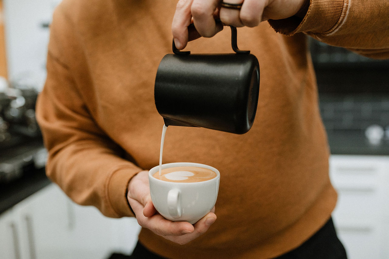 Melken dras gjennom cappuccinoen og lager et hjerte